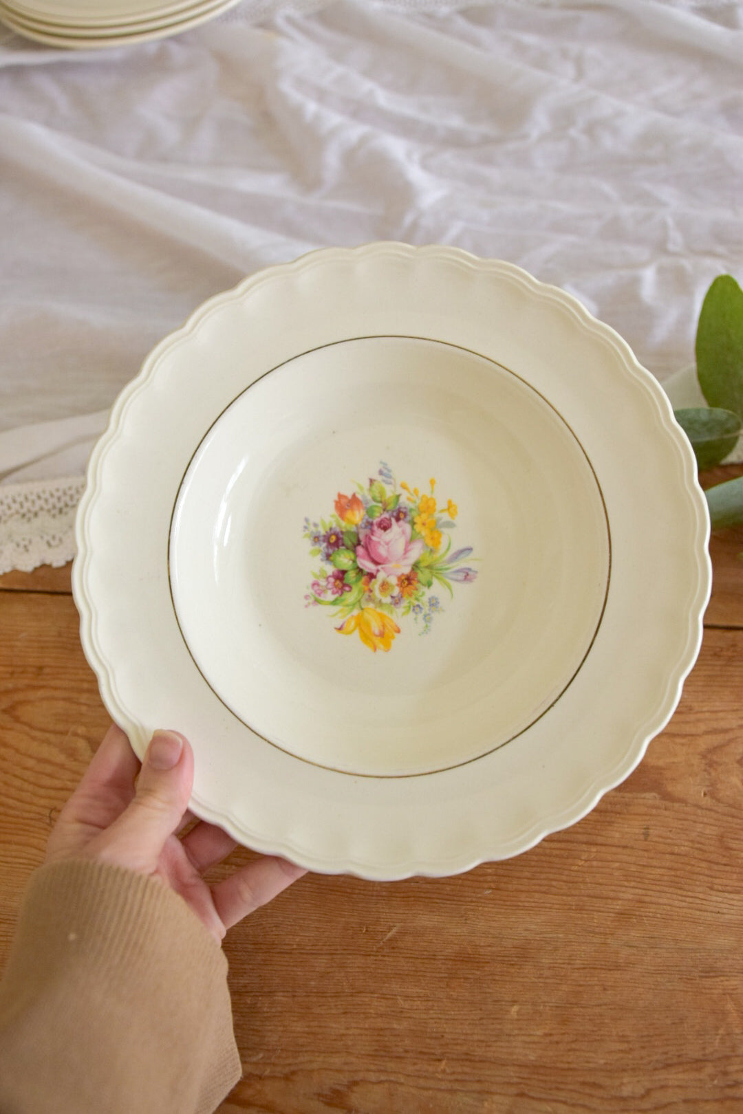 Djup tallrik med blomstermotiv, Woods Ivory Ware, England, 23,5cm