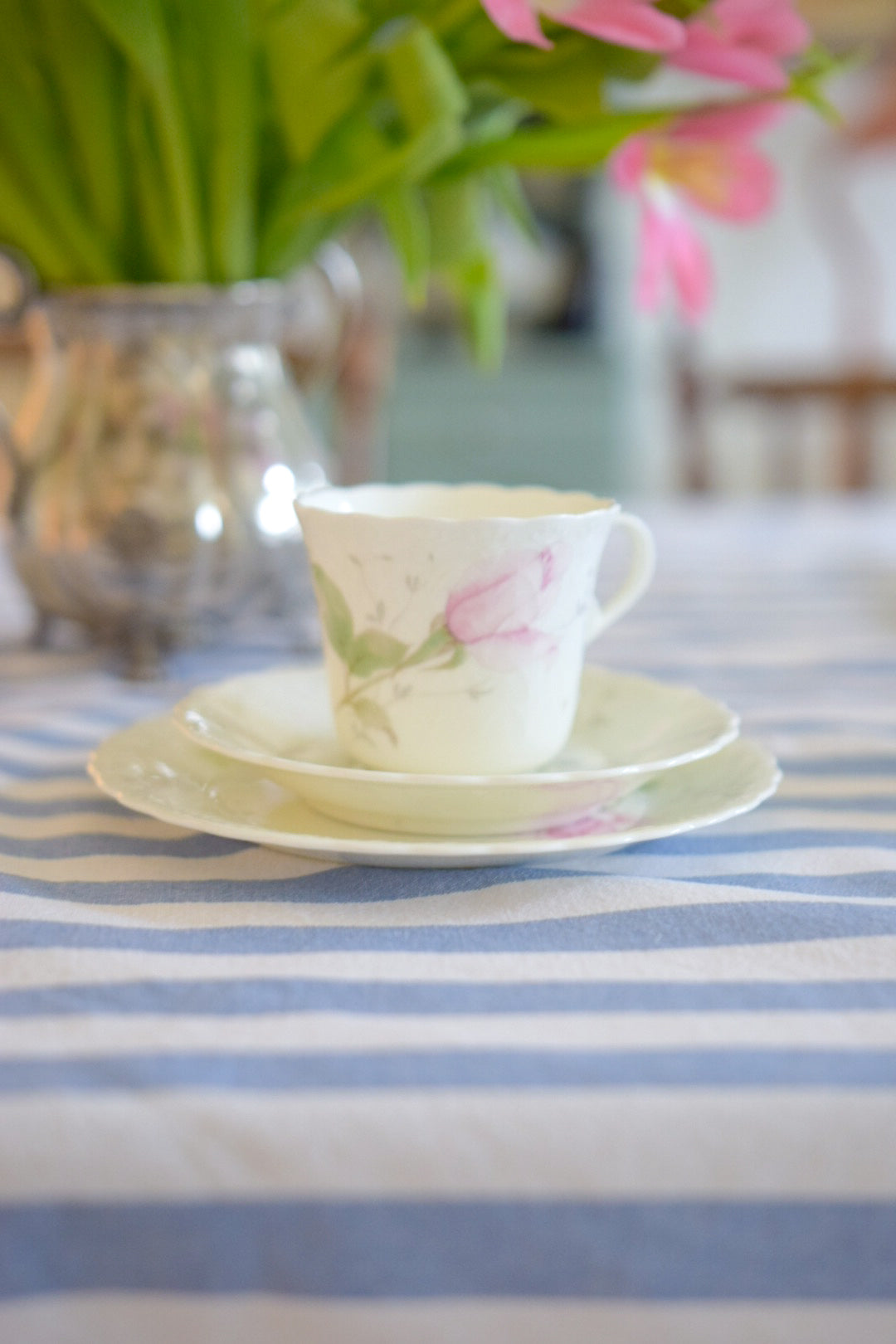 Kaffekopp med blomster med tillhörande assiett + vanlig assiett