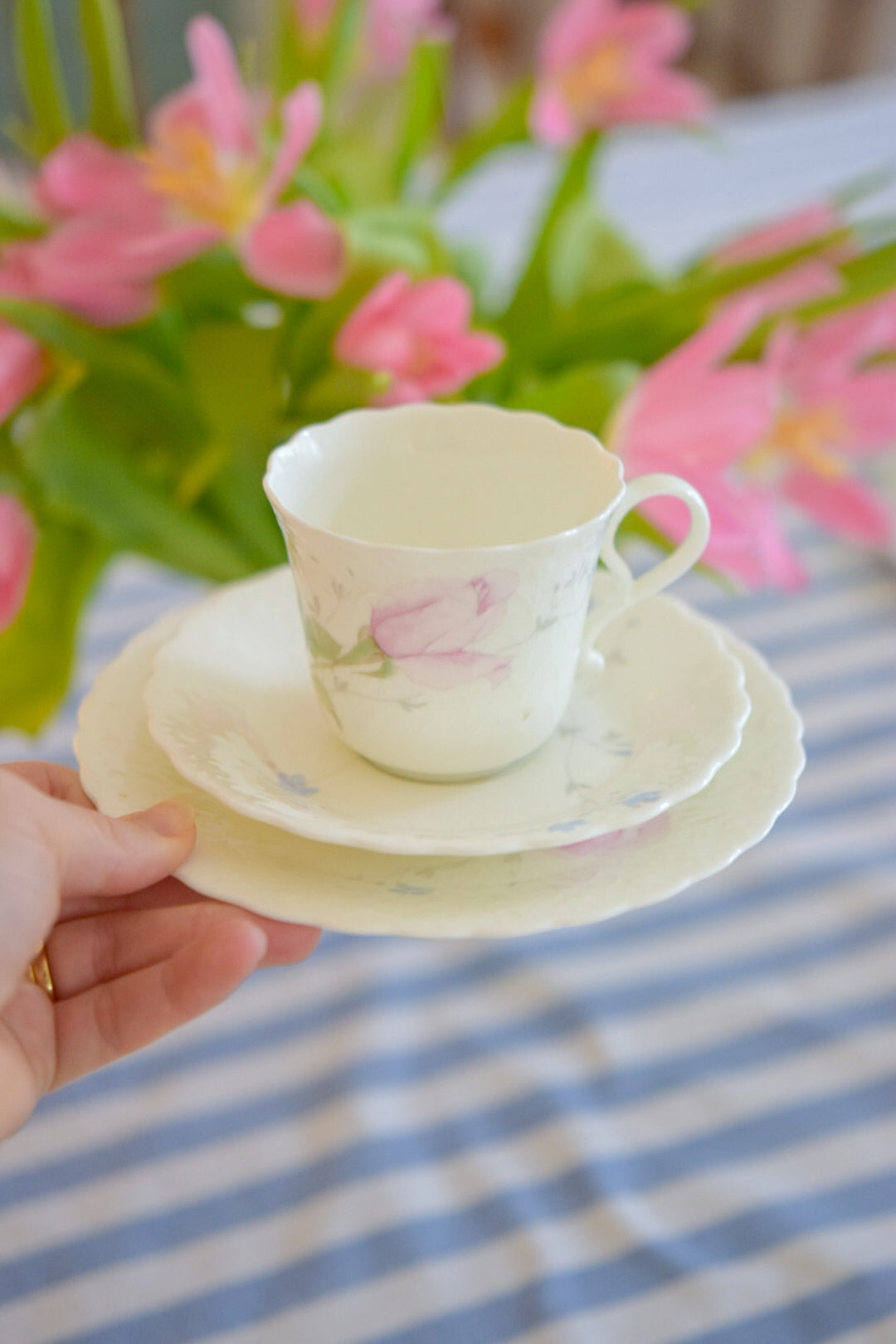 Kaffekopp med blomster med tillhörande assiett + vanlig assiett