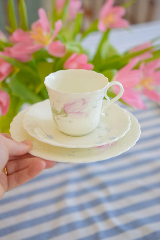 Kaffekopp med blomster med tillhörande assiett + vanlig assiett