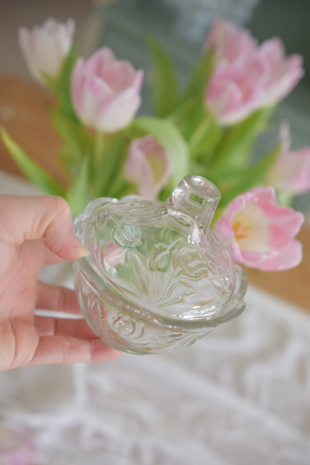 Vacker glasskål med lock med blomstermotiv