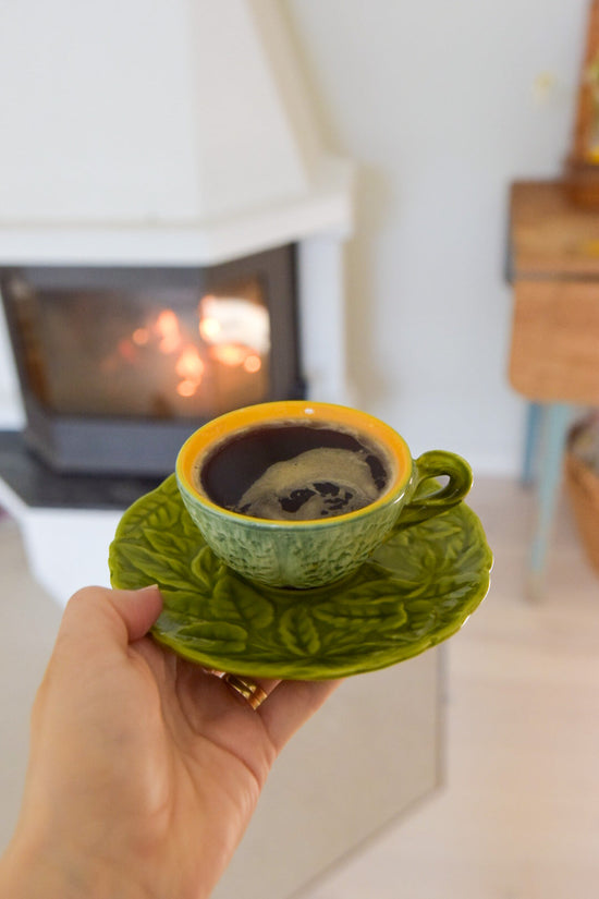 2st Italienska kaffekoppar med tillhörande assiett, formade som sallad/kål, majolika