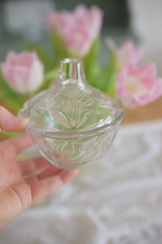 Vacker glasskål med lock med blomstermotiv