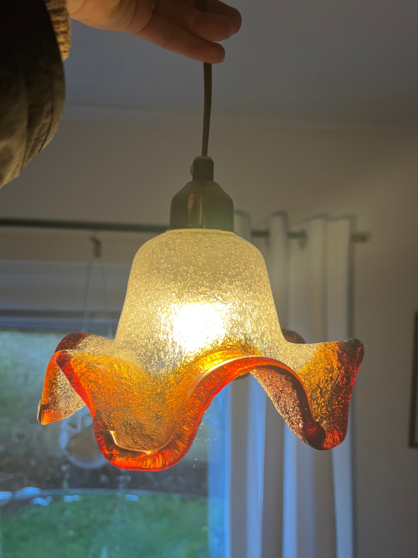 Fönsterlampa med glasskärm i klarglas och brunt