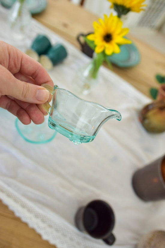 Mjölkkanna och sockerskål i turkost glas